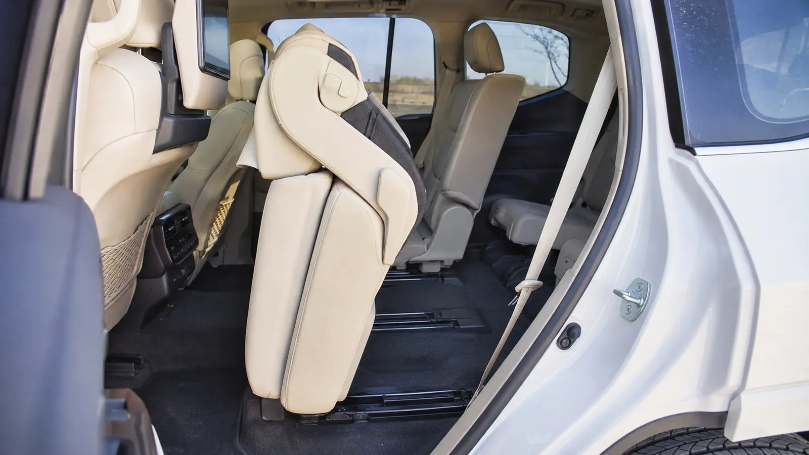Second row access in a 7 seater car