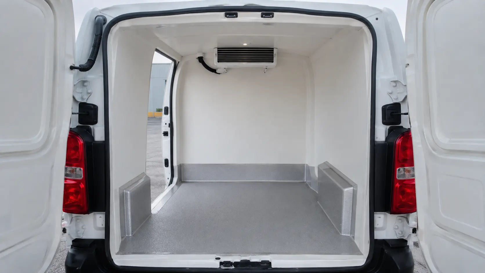 Insulated cargo configuration inside a refrigerated chiller van